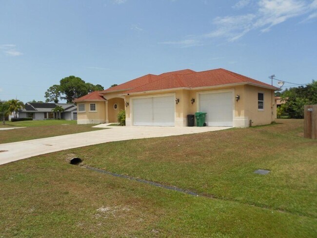 Foto del edificio - Gorgeous 4 bed, 3 bath, 3 car garage, upda...
