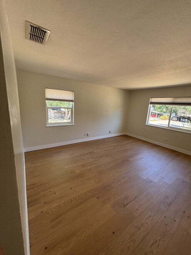 Foto del edificio - 7244 Robin Rd