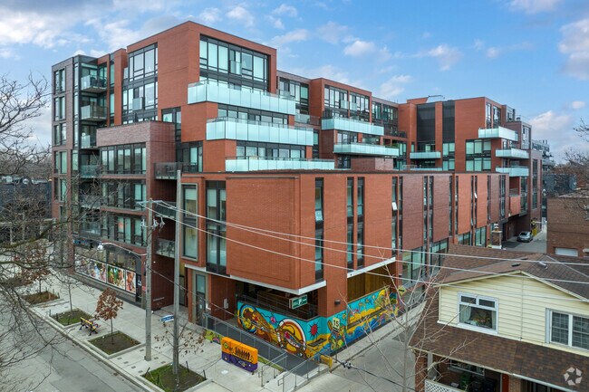 Photo du bâtiment - 875 Queen East