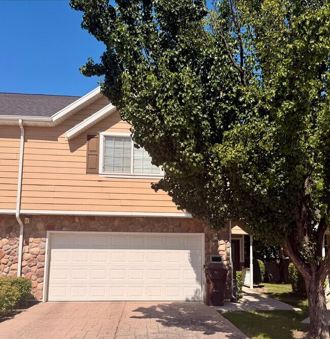Building Photo - 561 Purple Lilac Ln