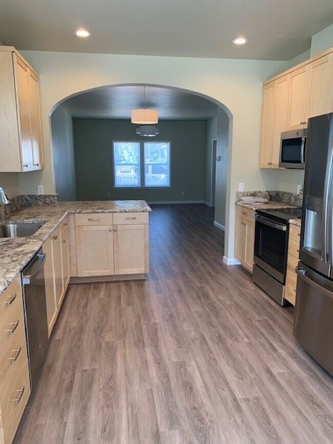 Building Photo - 3 Bedroom 2 Bath Single Family Home