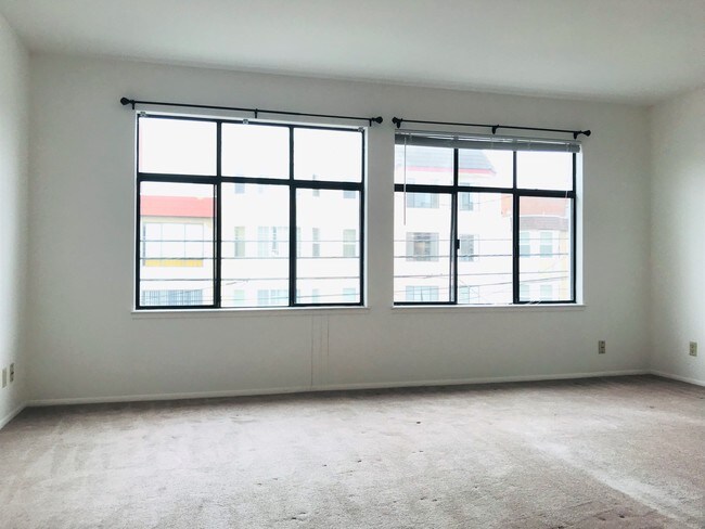 Building Photo - 335 2nd Ave
