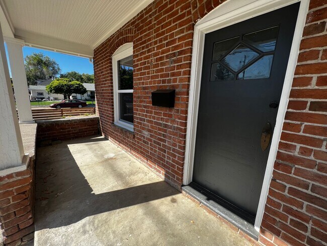 Foto del edificio - Beautiful 2-Bedroom House with Yard