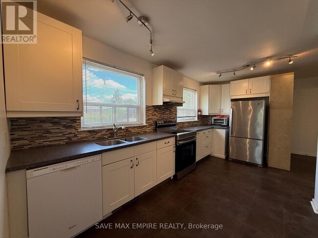 Building Photo - 1560 Sandgate Crescent