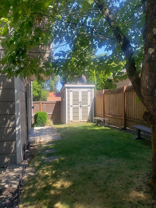 Building Photo - Two Story Modern Home in Heart of SE Portland