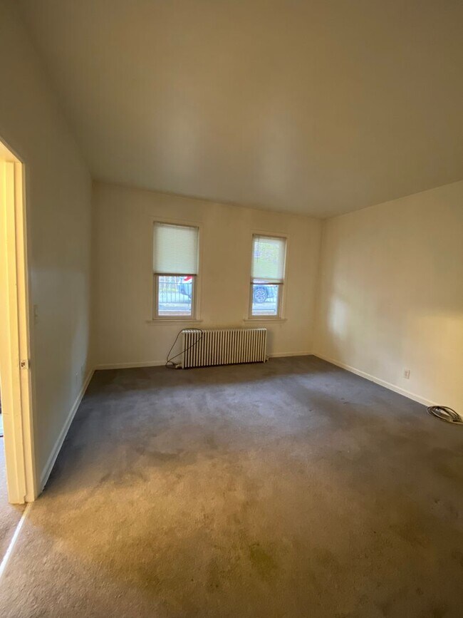 Building Photo - AVAILABLE August  - Huge 3+ Bedroom Unit w...