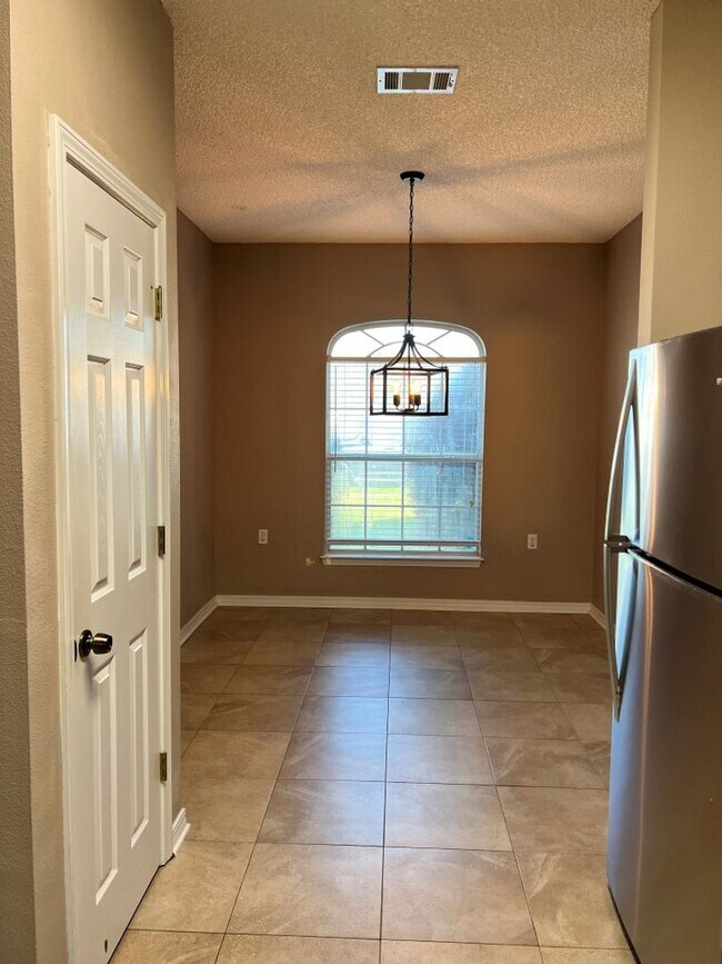 Building Photo - Easy access to shopping & Navy Federal com...