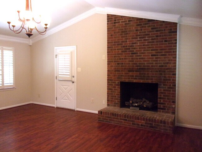 Foto del edificio - Beautiful 2 Bedroom Brick Ranch with Private Courtyard Patio