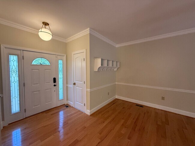 Building Photo - Lakeridge Gem
