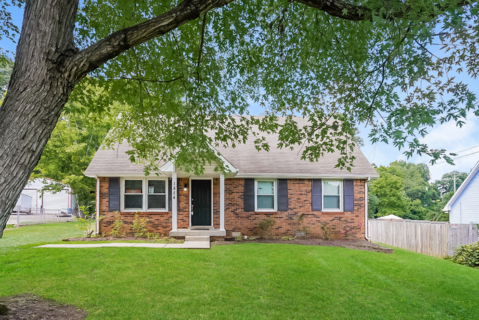 Foto principal - Charming 4 Bedroom Home in Clarksville, TN!