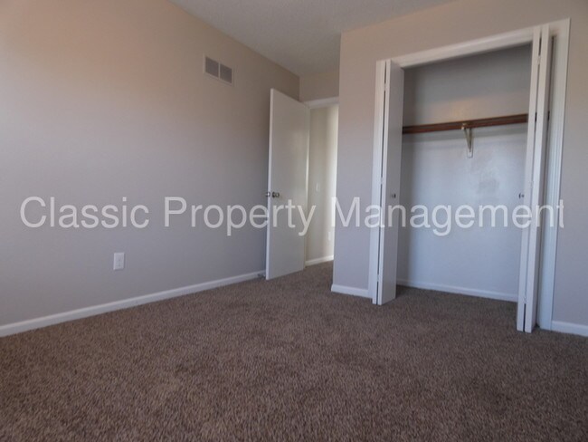 Building Photo - Kearney 3 bedroom duplex!