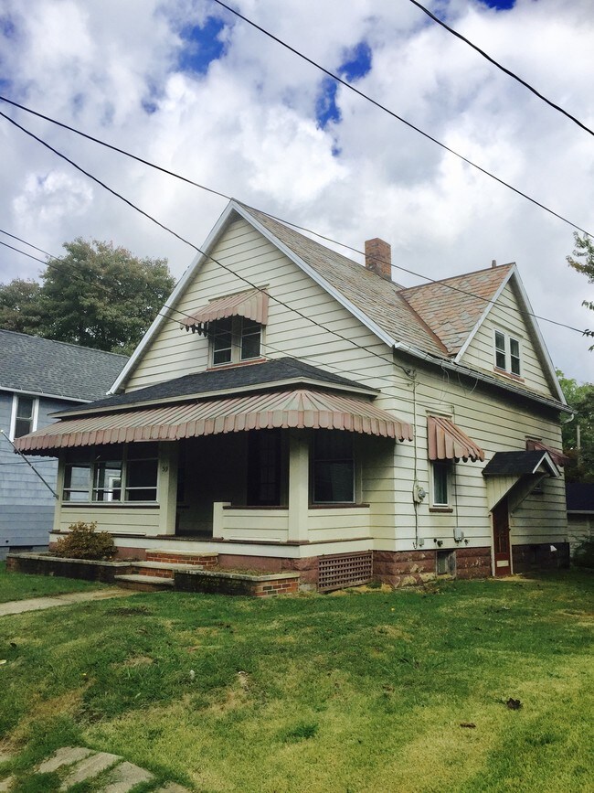 Building Photo - 319 W Maple St