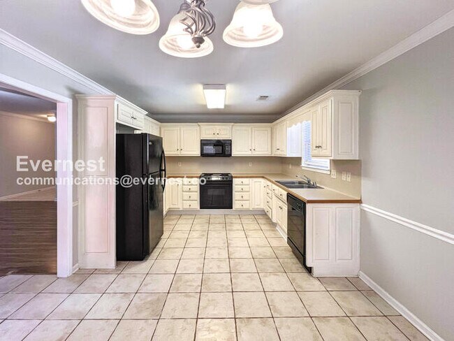 Building Photo - 3 Bed, 2 Bath Home with Garage / Available Now!