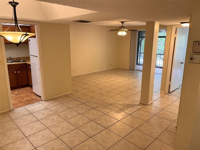 Building Photo - 3750 Inverrary Dr