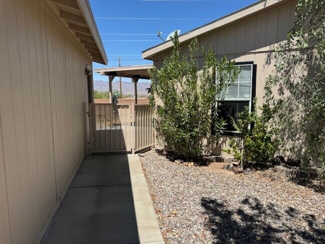 Building Photo - 2BR FURNISHED Vacation Home with UTILITIES...