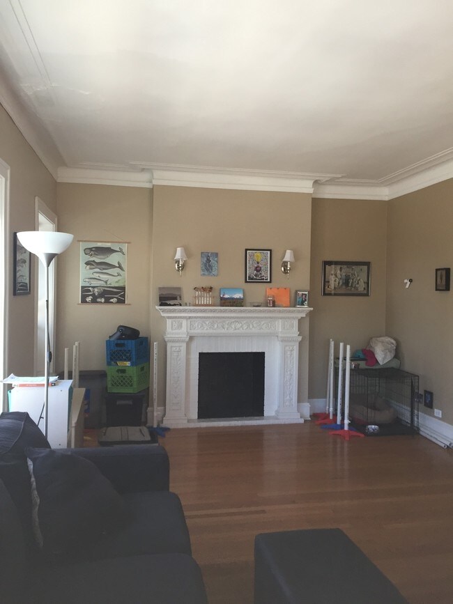 Building Photo - 832 Hinman Ave