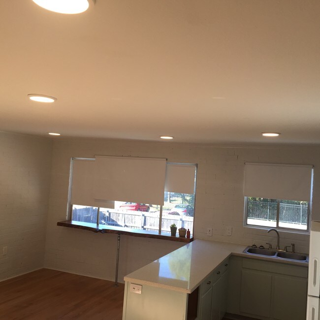 Foto del edificio - 261 E State St