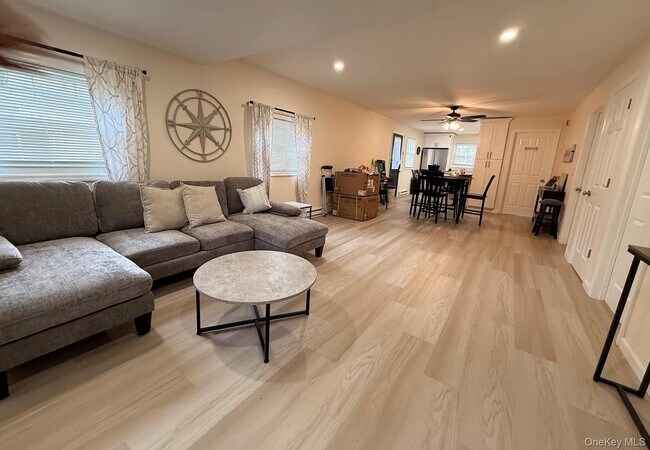 Foto del edificio - 129 Westbury Dr