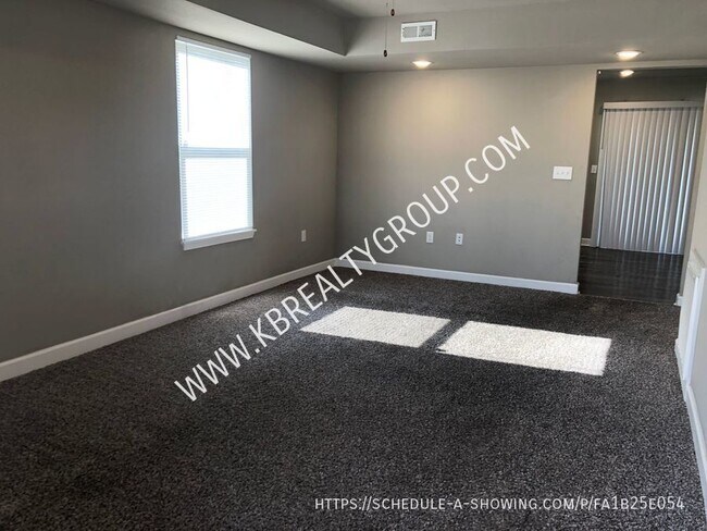 Building Photo - Newer 3 Bed Duplex in Blue Springs; Lee’s ...