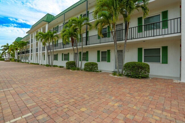 Foto del edificio - ** DESIREABLE MOORINGS 3 BEDROOM CONDO IN ...