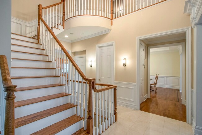 Building Photo - 203 Heights Ln