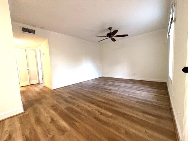 Foto del edificio - 9029 Gaylord Dr