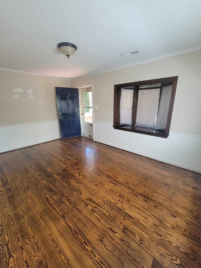 Livingroom with bay window - 3931 Overland Hts