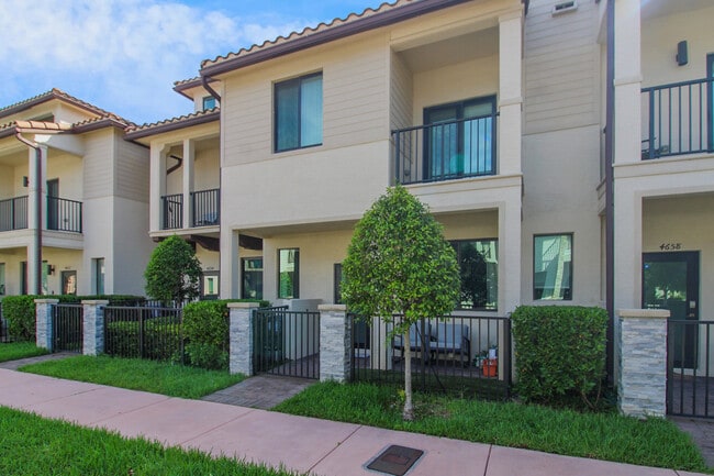 Foto del edificio - 4656 NW 83rd Path