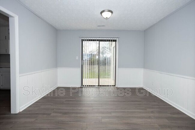Foto del edificio - 121-133 Toby Springs Ln
