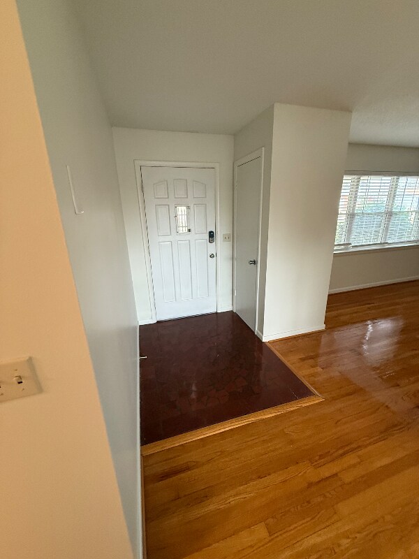 Building Photo - 8912 Bayview Dr