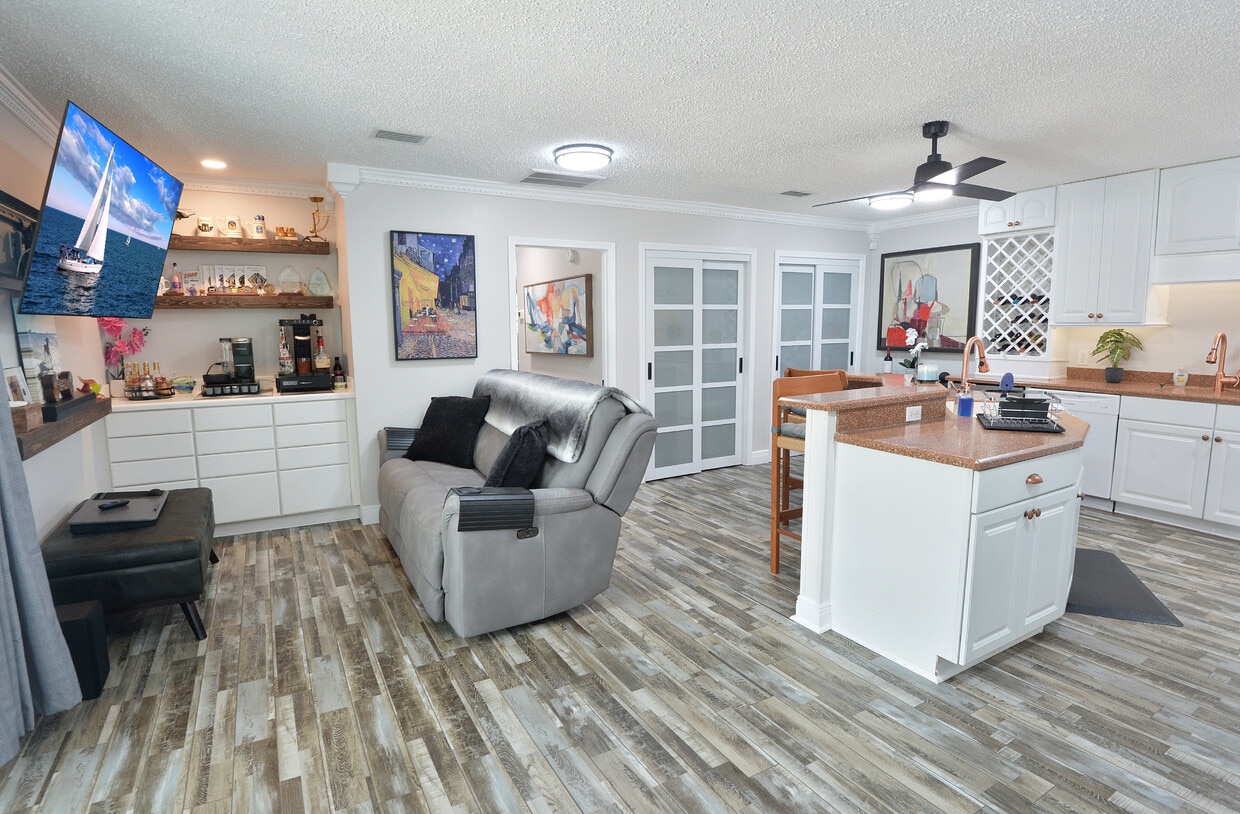 Foto principal - 2100 W Beach Dr