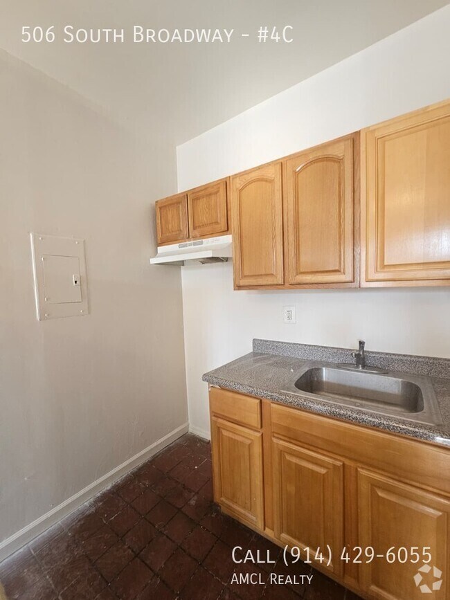 Building Photo - 506 S Broadway