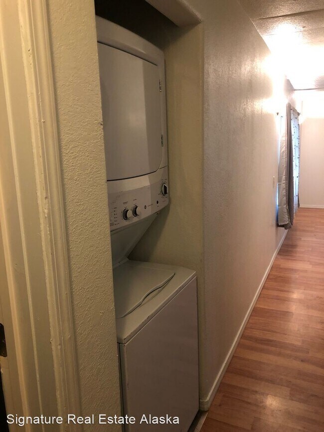 Building Photo - 3 br, 1 bath House - 1665 N Pioneer Peak D...