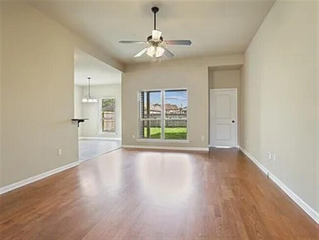 Building Photo - Stunning Home