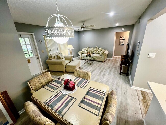 Foto del edificio - 408 Pine Glen Ln