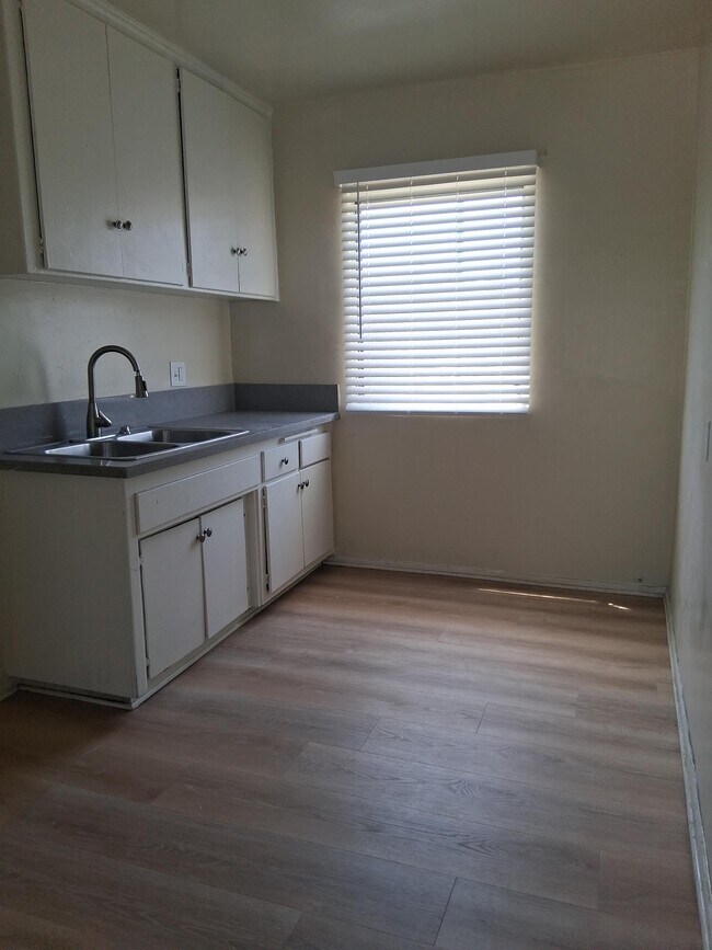Foto del edificio - 11256 Raymond Ave