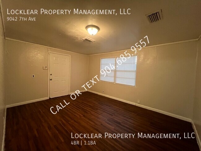 Building Photo - Spacious 4 Bed, 1.5 Bath Home!
