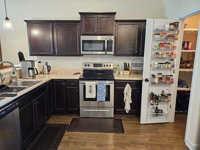 Foto del edificio - 2 bedroom, 2.5 bath unfurnished end unit townhouse in Sneads Ferry Justice Farm Townhome community