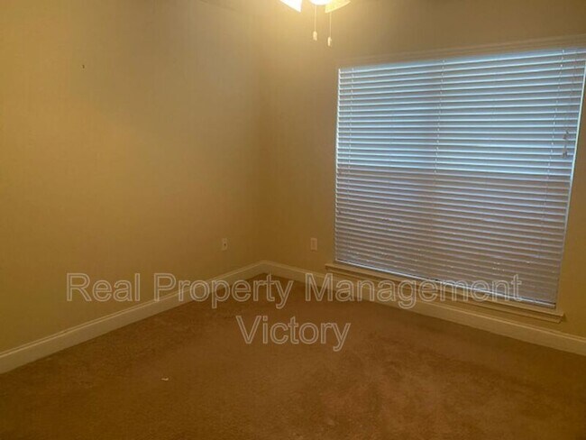 Building Photo - 1043 Lexington Dr