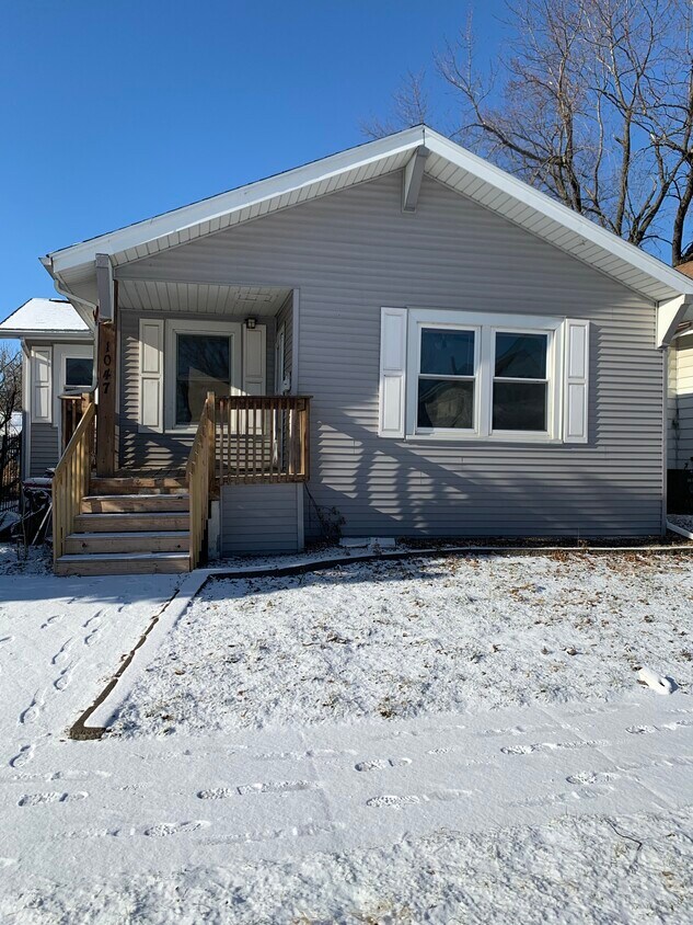 1047 17th St NE, Cedar Rapids, IA 52402 House for Rent in Cedar