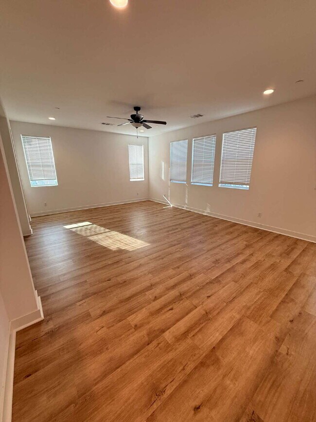 Building Photo - $4,100 - 3 Bed/ 3 Bath Modern Townhome in Santee