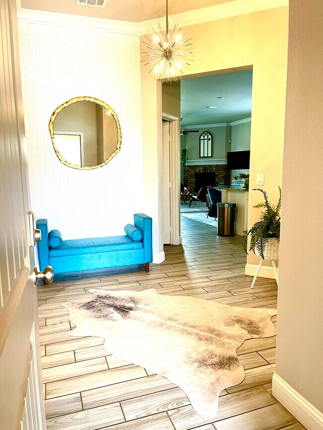 Entry Way 1 - 8902 Wagon Way