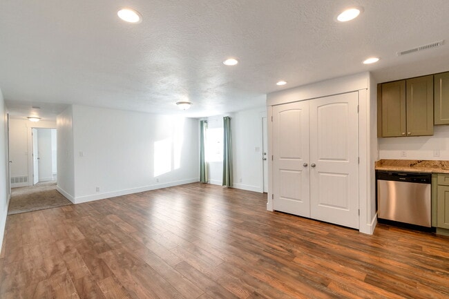 Building Photo - 1655 S Longview Rd