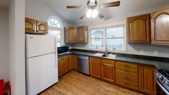 Photo - 120 N Summit St Apartment