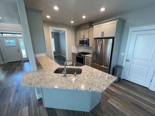 Building Photo - Large Three Bedroom Home in West Salem with Office and Den!