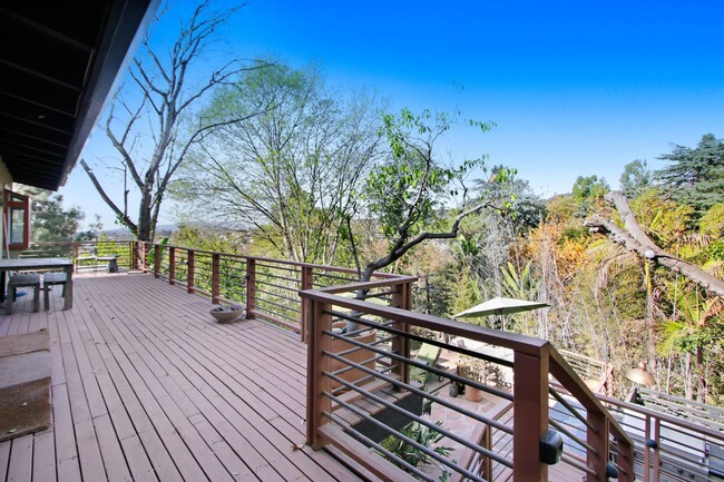 Foto del edificio - Pasadena Paradise! Mid Century Modern Home with Huge Deck and Hillside Views