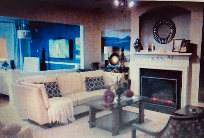 Living room before vacant - 2858 Parkway Close