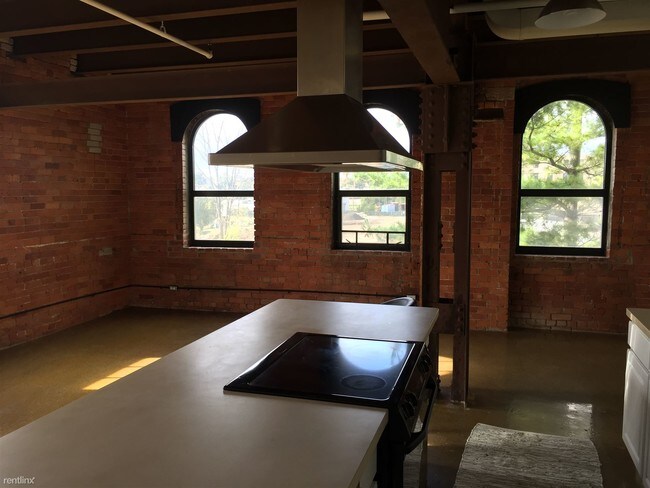 Foto del edificio - 6533 E Jefferson Ave