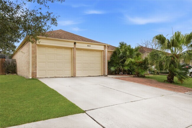 Foto del edificio - 8819 Kindlewood Dr