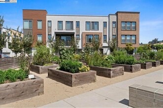 Building Photo - 25350 Parklane Dr
